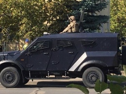 В Киеве военные на броневике, после проведения учений, попали в ДТП: видео