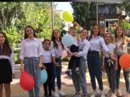 Мелитопольские школьники необычно поздравили родной город (видео)