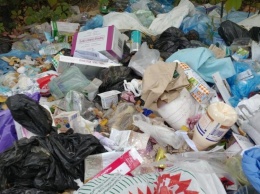 В Запорожье на территории областной больницы снова образовалась свалка из опасных отходов