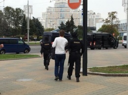В Минске уже начались задержания, на улицах военные с оружием, автозаки и водометы