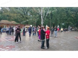 Танцы под дождем - в Мелитополе в центральном парке играет духовой оркестр (фото, видео)