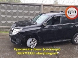 Под Киевом пьяный водитель протаранил маршрутку и влетел в бетонный забор: фото