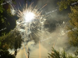 Небо в Мелитополе озарили тысячи огней (фото, видео)
