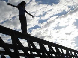 В Запорожье19-летняя девушка оставила предсмертную записку и прыгнула с моста