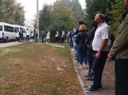Это жесть: жители Тополя по утрам стоят в длиннющих очередях на маршрутку (ФОТОФАКТ)