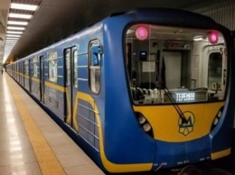 «Зацепер» упал под колеса поезда киевского метро (ВИДЕО)