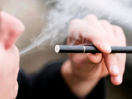 В Украине намерены запретить продажу электронных сигарет несовершеннолетним