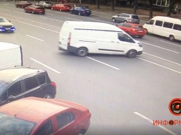 В Днепре на проспекте Героев Ford без водителя катался по проезжей части: видео момента