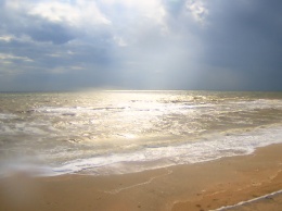 Из-за шторма на Азовском море изменился цвет воды (ВИДЕО)
