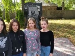 Школьницы на Черниговщине станцевали у памятника павшим на Донбассе воинам: полиция составила админпротоколы (ФОТО, ВИДЕО)