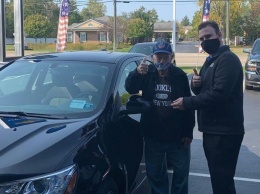 104-летнему ветерану подарили машину, которую он пришел купить