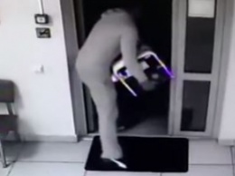 В России мужчина ворвался в салон красоты и совершил "пикантную" кражу: видео