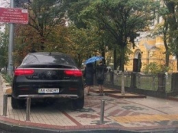 Ограничения - для неудачников: в Киеве водитель дорогого авто отметился наглой парковкой, фото