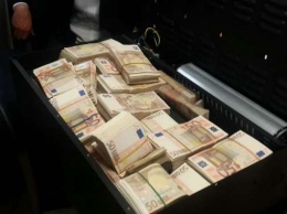 В Париже женщине нашла в подвале чемодан с €500 тысяч