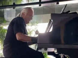 Бразильский пианист-виртуоз получил возможность снова играть благодаря бионическим протезам