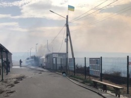 Лесные пожары на Луганщине - огонь перекинулся на КПВВ и дома в Станице Луганской (ФОТО, ВИДЕО)