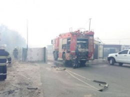 Полыхает огонь, гремят взрывы: пожар добрался до жилых домов в Станице Луганской