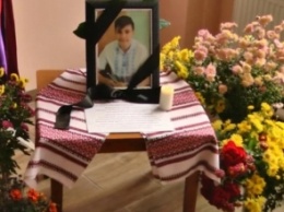 "Мечтал стать пилотом, как отец": Украина в слезах простилась с 19-летним Костей, погибшим в катастрофе под Харьковом