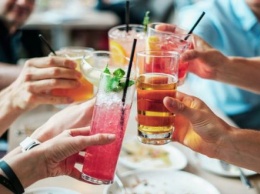 Снижает холестерин и замедляет старение: врачи назвали самый "полезный" алкоголь