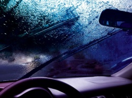 Осень на дорогах: водителям рассказали, как правильно ездить в дождь