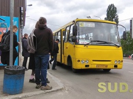 В Киеве водитель маршрутки отказался везти бабушку и вынес ее из транспорта: видео