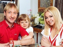 Пользователи осудили Яну Рудковскую за рождение суррогатного сына