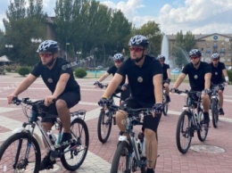 В Мелитополе полицейские показали, как будут разгонять на велосипедах митингующих и преступников ловить (фото, видео)