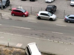 Полупустая стоянка не подходит: в сети показали фото жадного "героя парковки"