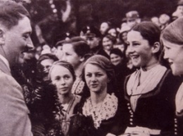 Зачем Гитлер держал возле себя 15 девушек