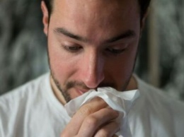 Почему нельзя чихать с закрытым ртом: врачи все объяснили