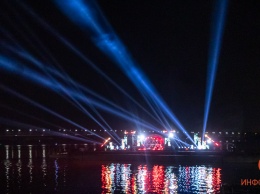 Яркий свет прожекторов и удивительные мелодии: в Днепре на Фестивальном причале на барже выступила группа DakhaBrakha