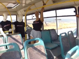 Легковушка врезается в автобус на 208 км/ч (ВИДЕО)