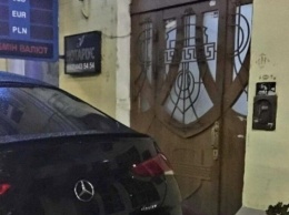 В центре Киева «герой парковки» на элитном Mercedes усложнил жизнь мамам с колясками: фото