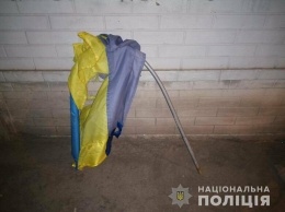В Харькове 14-летний подросток сорвал флаг Украины и повредил его, - ФОТО