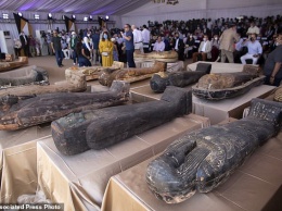 В Египте впервые вскрыли саркофаг с мумией, найденный в Гизе 2500 лет назад