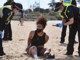 Австралийцы массово вышли в парки и на пляжи вопреки запрету властей
