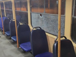 На поселке Котовского хулиганы разбили стекла в двух трамваях