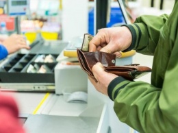В Запорожье в супермаркете покупателю дали сдачу фальшивой сотней (ФОТО)