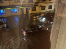 Воды по колено. Появились фото и видео, как улицы и дороги Тернополя затопил ливень