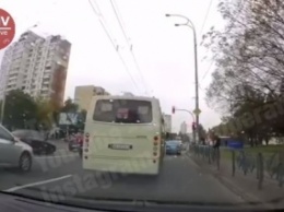 В Киеве водителя маршрутки поймали на дерзком нарушении ПДД: видео