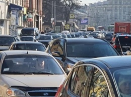 Движение в Киеве парализовано "пробками"