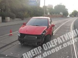 В Днепре на Чернышевского Hyundai врезался в микроавтобус: мужчину забрала скорая (Видео момента ДТП)