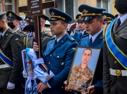 На Житомирщине прощаются с двумя курсантами, погибшими в катастрофе Ан-26