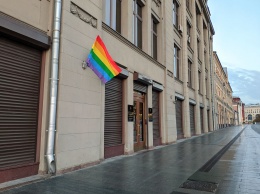 В день рожденье Путина. Участники Pussy Riot вывесили флаги ЛГБТ на зданиях ФСБ и администрации президента