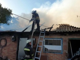 Пожар из-за короткого замыкания: на Харьковщине спасатели не дали сгореть дому, - ВИДЕО