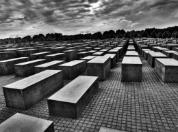 Глава МИД ОАЭ посетил Мемориал памяти жертв Холокоста в Берлине