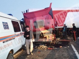 В Дагестане школьный автобус столкнулся с фурами, 3 жертвы, 9 раненых (Фото и видео)