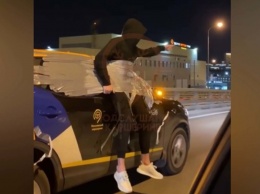 Водитель каршеринга приклеил друга к машине и возил по Москве