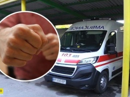 Пытались задушить: в Запорожье избили врача скорой помощи