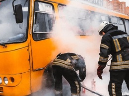 В Киеве загорелся автобус с пассажирами: подробности